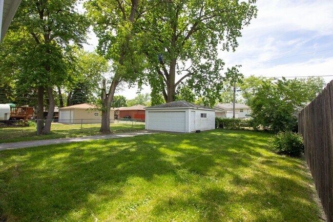 Photo - 2 Bedroom, 1 Bathroom House for Rent!