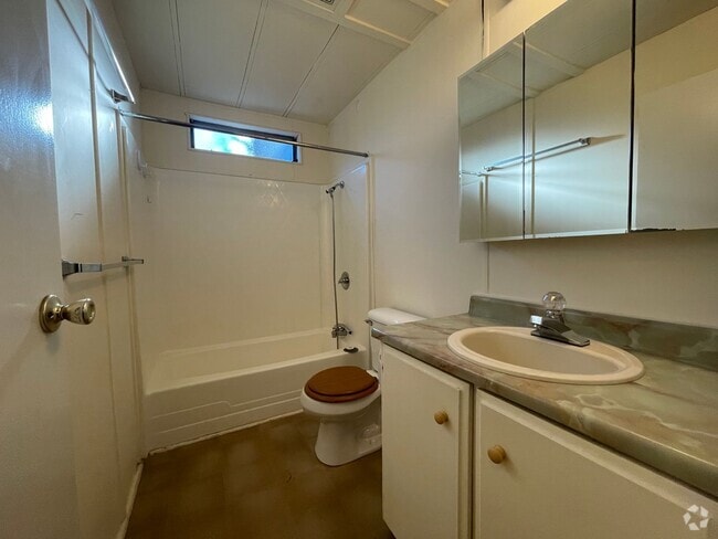 Building Photo - COZY CABIN ON THE LAKE Rental