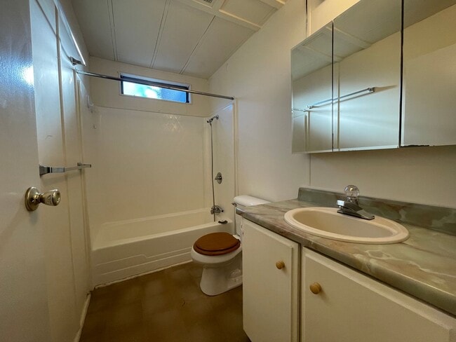 Building Photo - COZY CABIN ON THE LAKE Rental