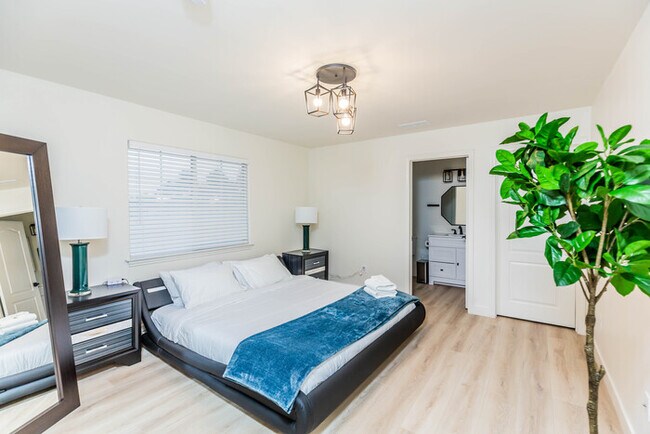 Photo - Newly Remodeled 5B4B. 2 mile from the Rose...