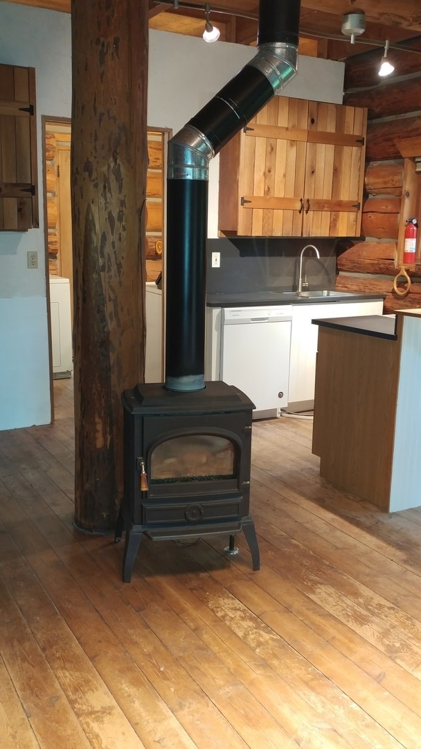 Photo - Rustic Log Home In the Woods!