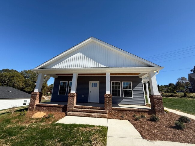 Building Photo - Three bedroom, 2 bath house in Graham