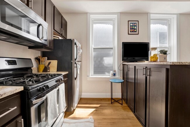 Photo - TONS OF LIGHT 2 BED IN BUCKTOWN! -- AVAILABLE 8/1! Unit 2F