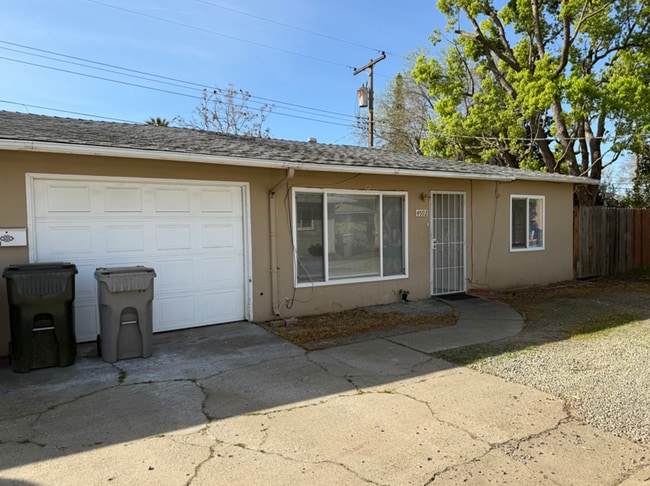Building Photo - 4590-4592 73rd St, Sacramento, CA 95820 Unit 4592 73rd St