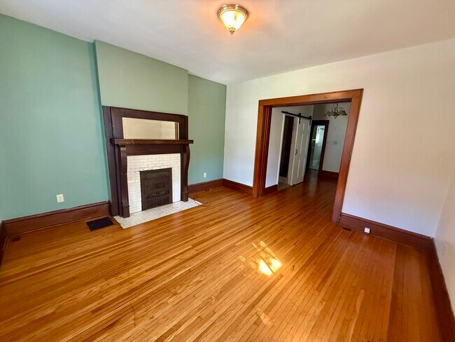 Photo - 468 E Tompkins St