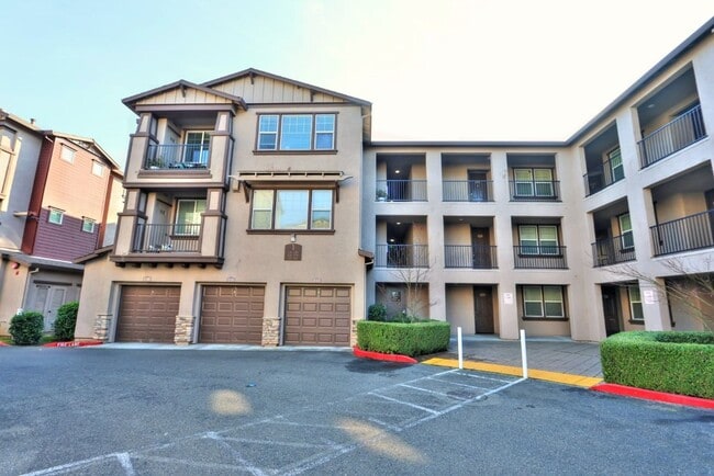 Building Photo - Beautiful Condo in Gated Community for Rent!