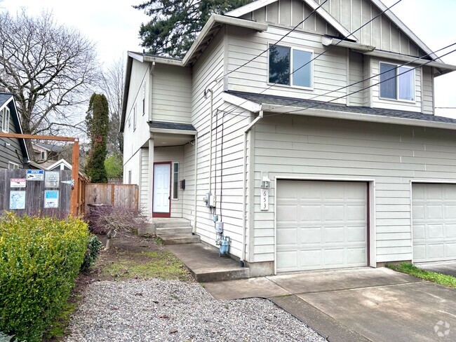 Building Photo - Central Gresham, Spacious 3 Bedroom, 2.5 B... Rental