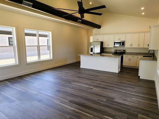 Photo - Bright & Modern Newly Built Home!!