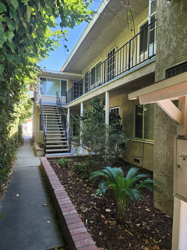 Photo - 11307 Miranda St Unidad 1