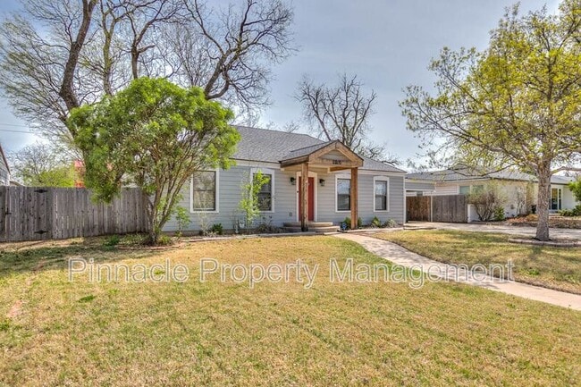 Photo - 2205 Live Oak St