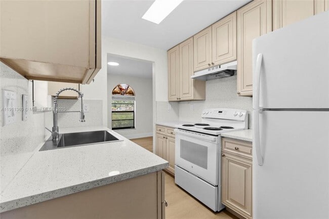 Photo - 5629 Taft St