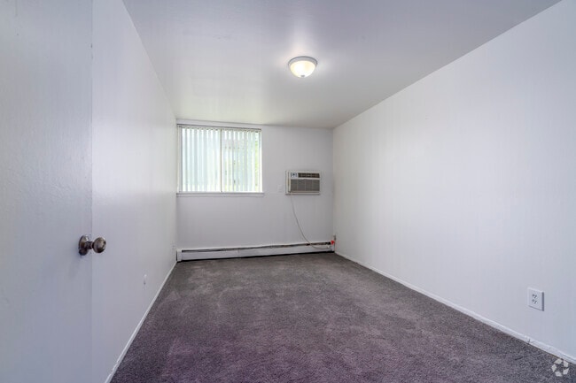 2BR, 1BA - 800SF - Bedroom