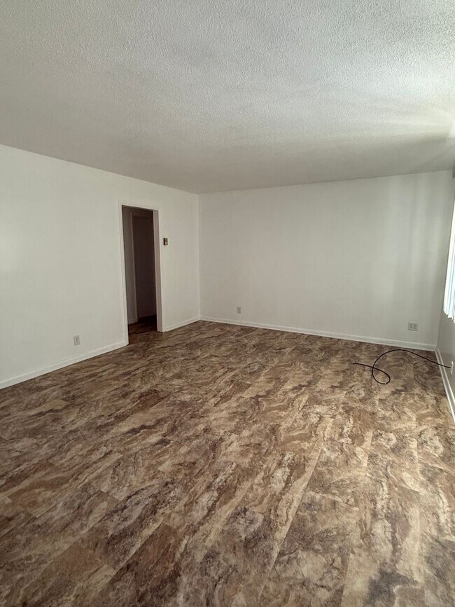 Photo - 101-103 N Redwood Ln