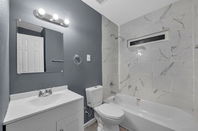 Photo - Move in Ready!   2 Bed / 1 bath Apartment