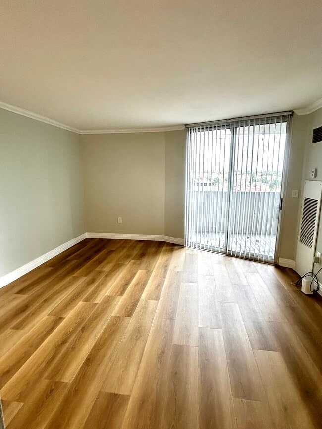 Living Area - 601 W 11th Ave Unit 517