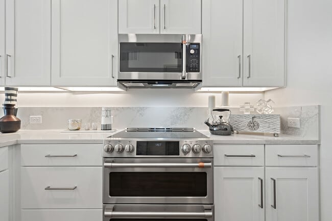 1BD, 1BA - 695SF - Kitchen