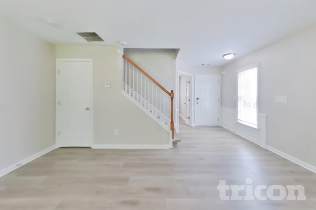 Photo - 3281 Saville St SW