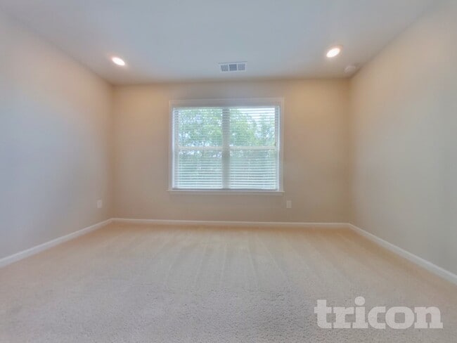 Photo - 93 Leyland Ct