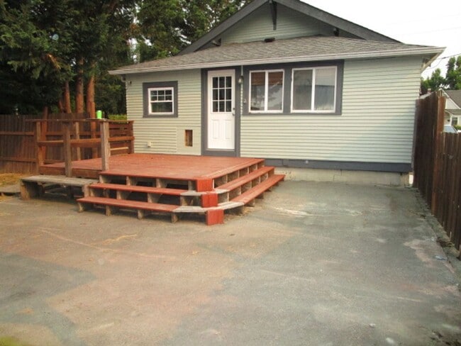 Photo - 735 Jameson St