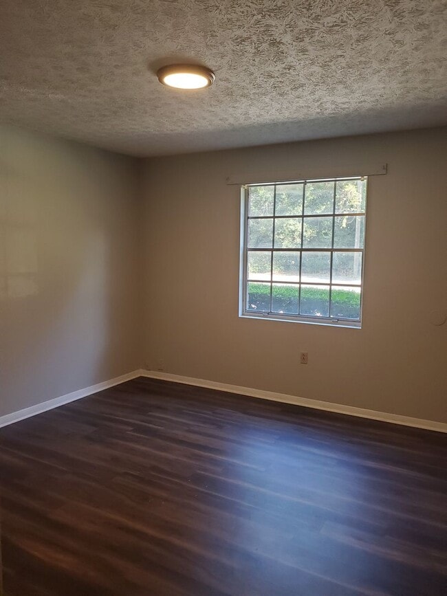 Photo - 2 Bedroom 1 Bathroom Downstairs unit with off street parking in Midtown Savannah Unidad A