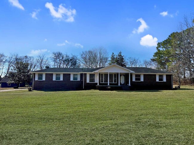 Private 3 bedroom/2 bath home on 2 acres! - Private 3 bedroom/2 bath home on 2 acres!