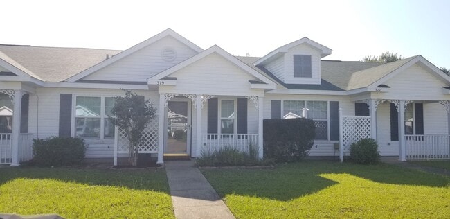 Building Photo - Easy access to shopping, interstate & bases!