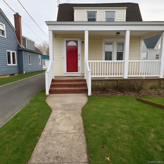 Building Photo - 10 Dorothy Ct