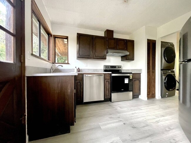 Photo - 2133 Sperling Av