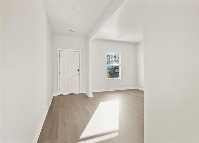 Photo - Beautiful 4/3 Available Now!