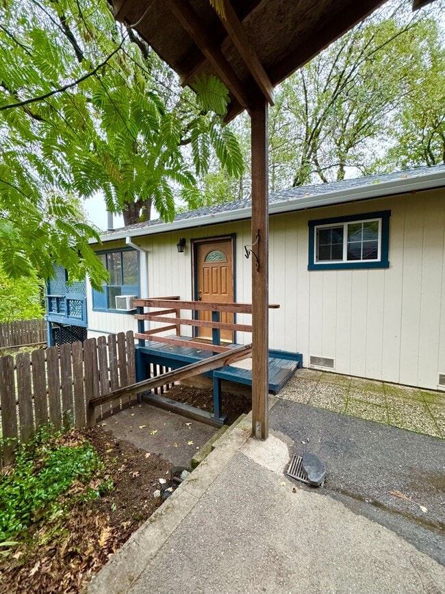 Building Photo - Cottage Style Home Nestled in the Trees!!!
