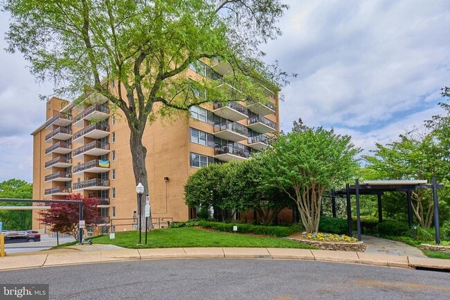 Building Photo - 2030 N Adams St Unit 507