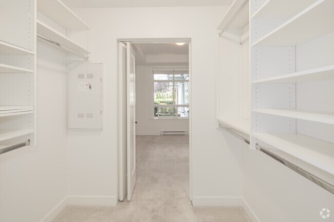 1BR, 1BA w/ Den - 640SF - Walk-in Closet