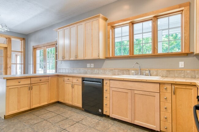 Photo - 5 to 8 Bedrooms. Pet Friendly.