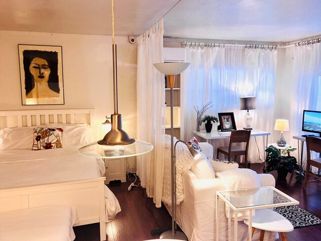 Building Photo - 4136 Beach Dr SW