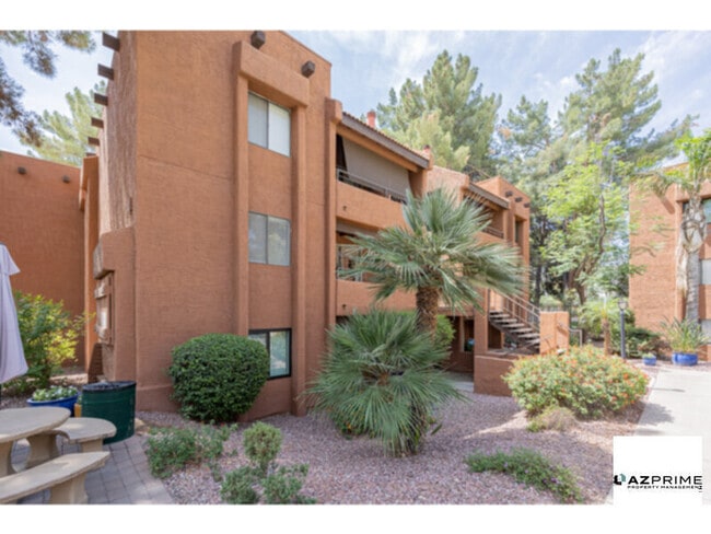 Building Photo - Beautiful 2/2 Phoenix Condo Overlooking th...