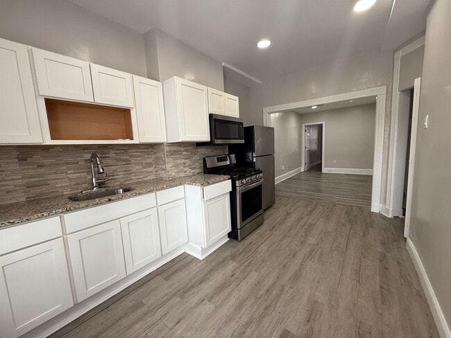 Building Photo - 330 Jackson St Unit 2R