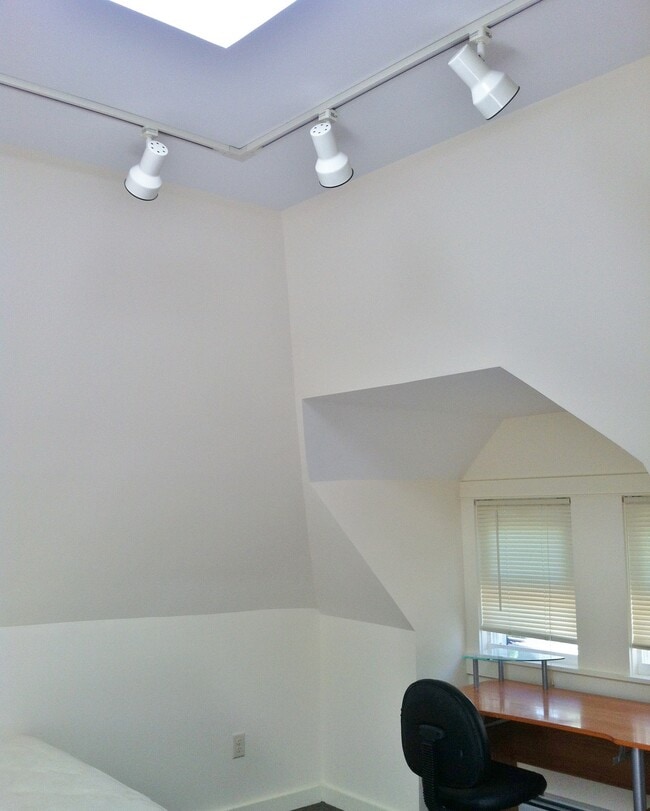 Building Photo - 208 Williams St Rental