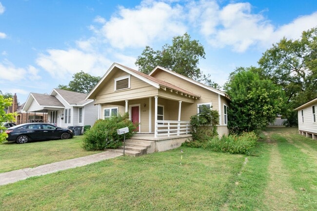 Photo - Available Now! Charming 2 Bed / 2 Bath Craftsman Home Near Downtown Waco