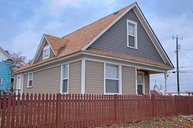 Building Photo - 102 S Perry St