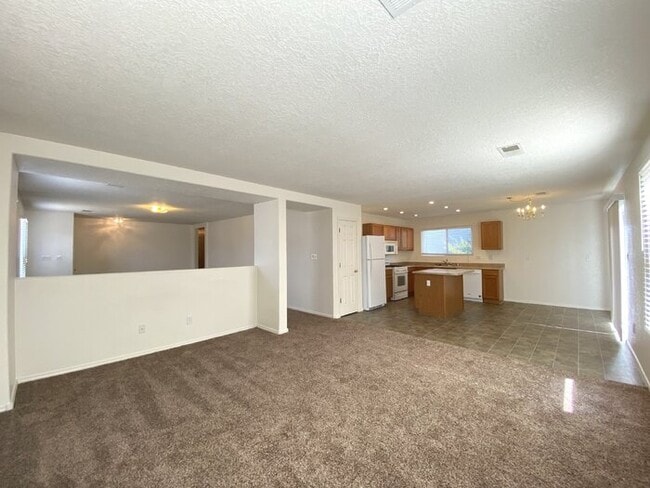Photo - Spacious 3BR/2Bath/2Living - 1 Car Garage