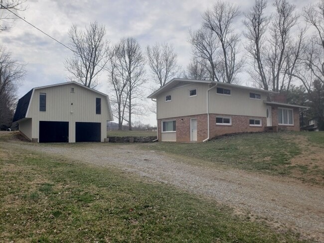 Photo - 4 Bedroom / 2 Bath Home  Kingsport, TN