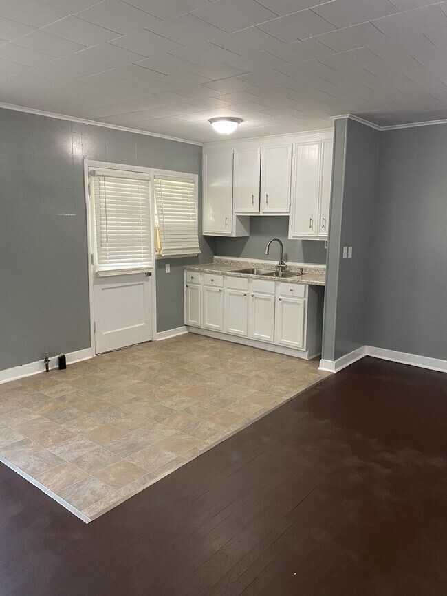 Photo - 2830 Little St