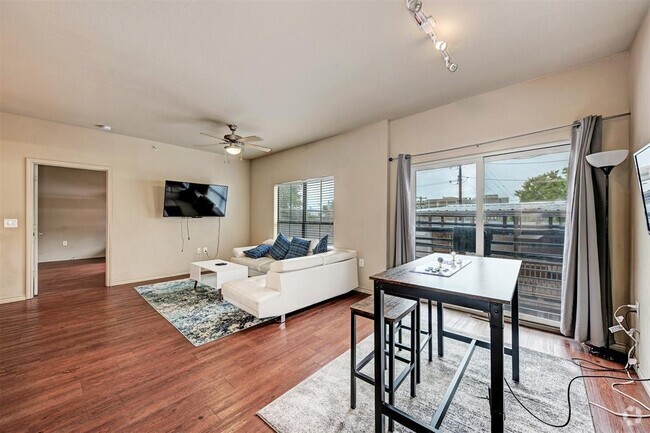 Building Photo - 5117 N Lamar Blvd Unit 201 Rental