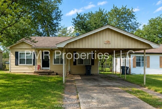 Building Photo - 3 Bedrooms / 2 Bathrooms House