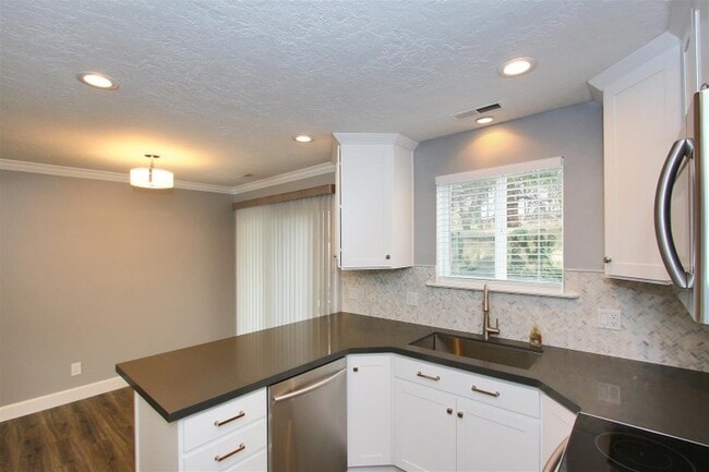 1979 Parkridge Dr