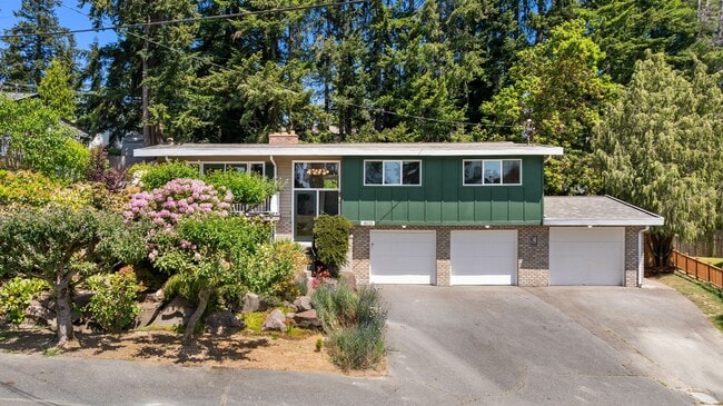 Building Photo - Spacious Edmonds Retreat with Expansive Entertaining Deck