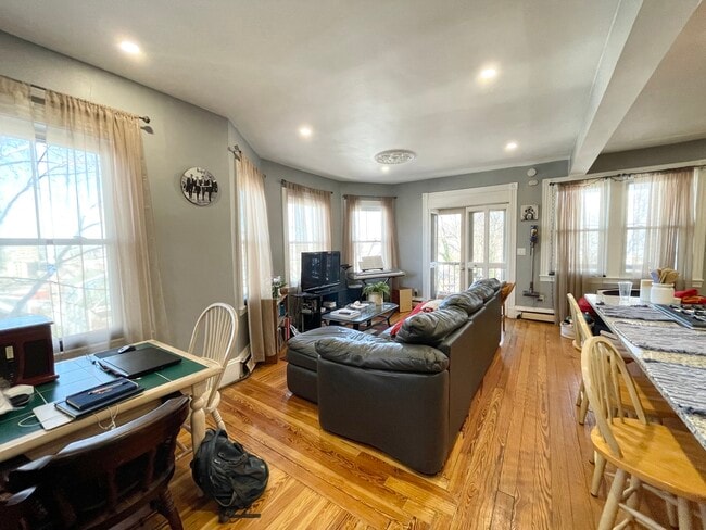 Building Photo - 18 Sunset St Unit #3