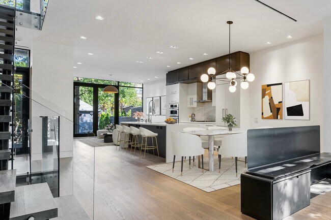 Photo - 76 Roxborough St W