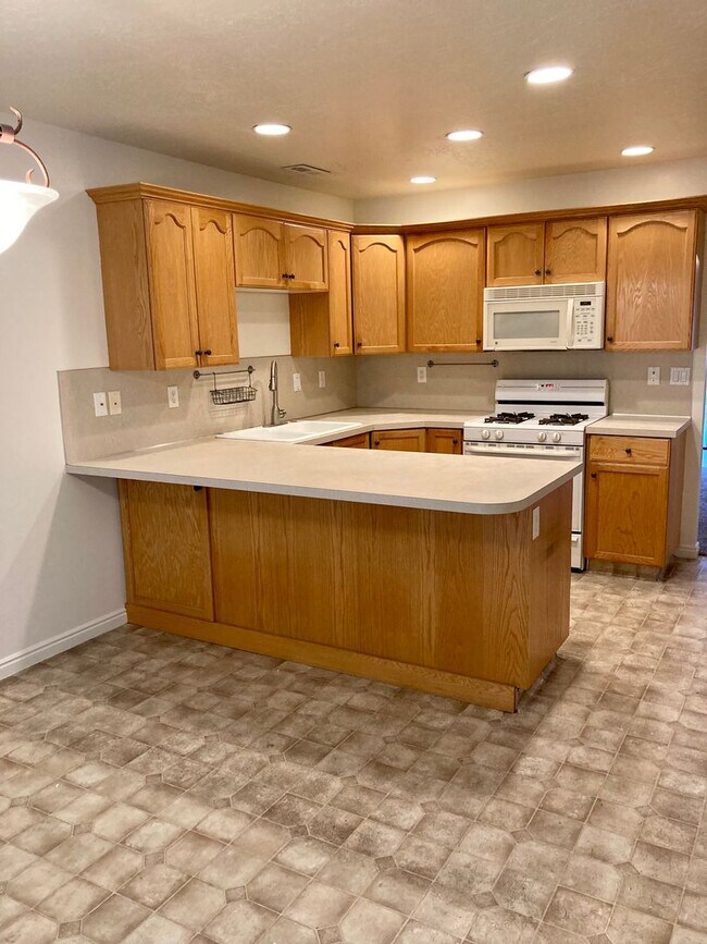 Photo - Beautiful North Ogden 2 bed 1.5 bath townhome with 1 Car Garage!!