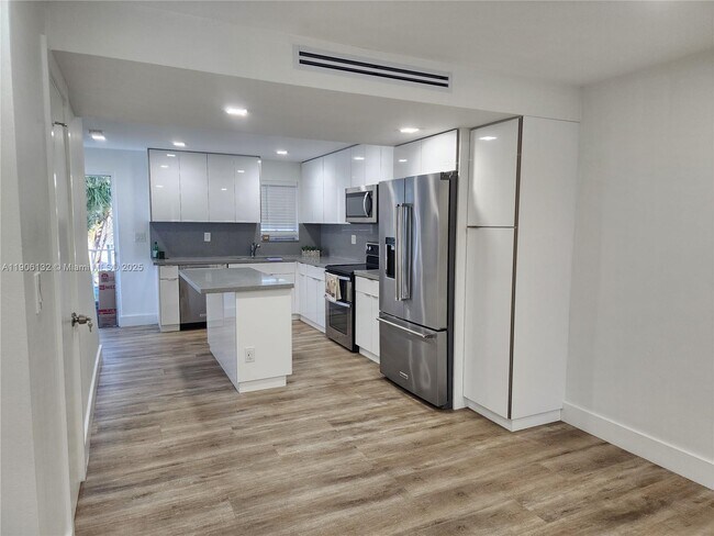 Building Photo - 2750 W 76th St Unit 205